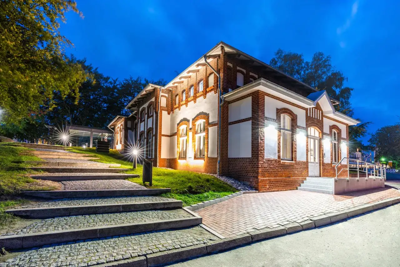 Ziegelgebäude mit Treppen und Lichtern bei Nacht