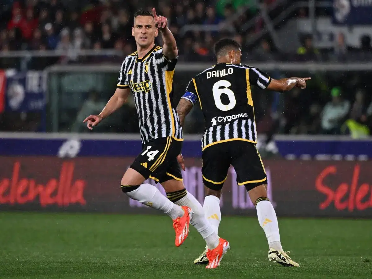 Piłkarze Juventusu w czarno-białych strojach świętują bramkę. Jeden z nich, z numerem 14, wskazuje palcem w górę. Ciekawe, ile zarabia Milik w Juventusie, gdy tak cieszy się z gry.