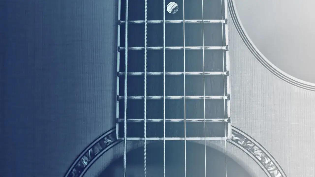 Poznaj ile strun posiada gitara klasyczna: kompletny opis budowy