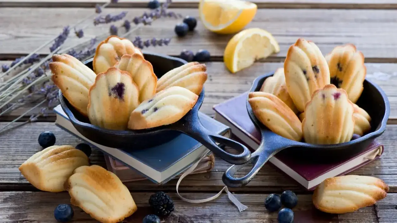 Délicieux biscuits madeleine au thermomix, parsemés de myrtilles et de lavande.