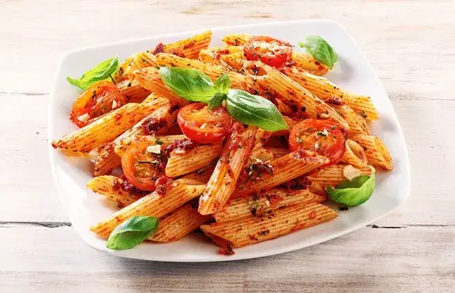 Szybki i prosty przepis na makaron penne z pomidorami, który zachwyca