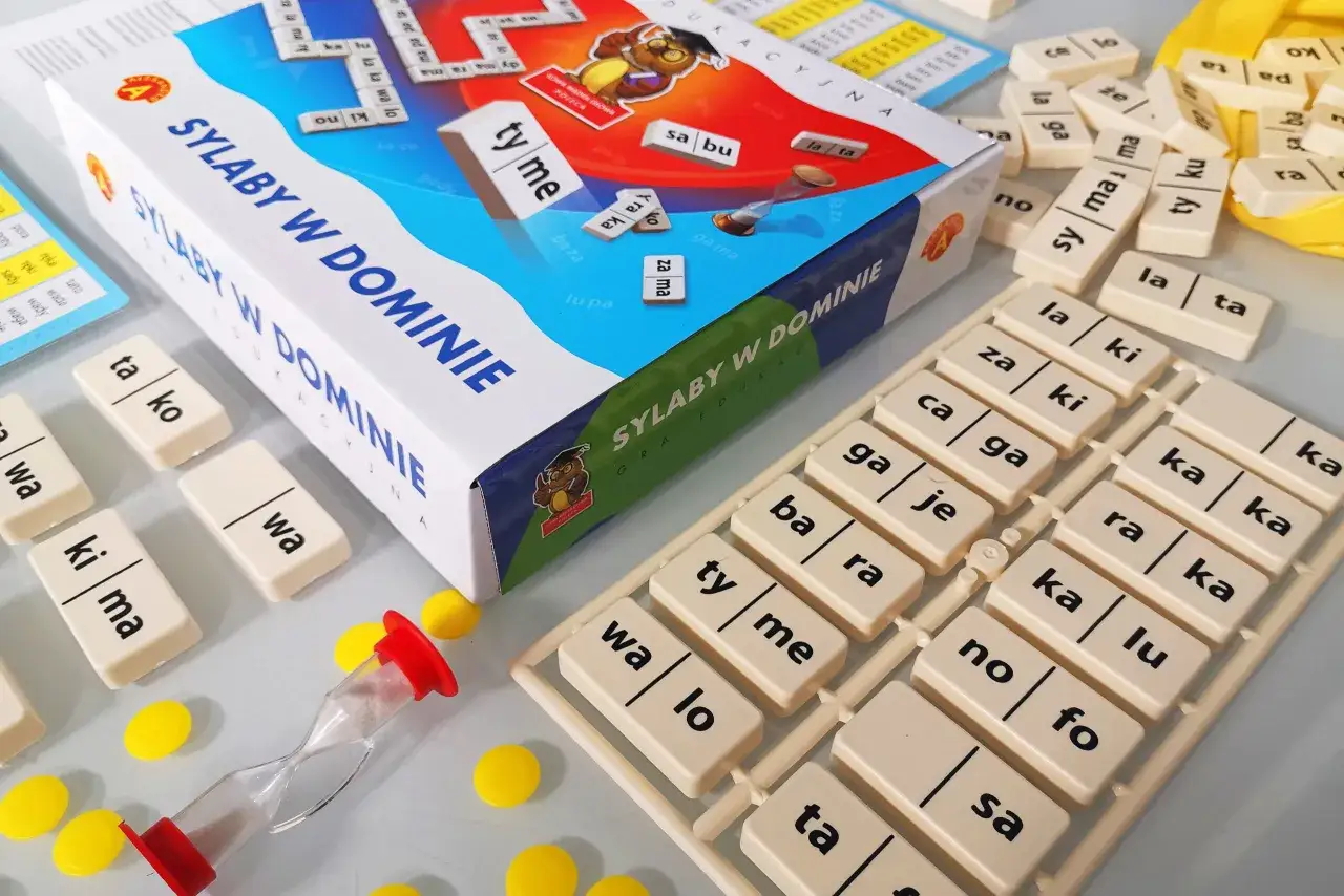 Gra edukacyjna "Sylaby w domnie" z kostkami do nauki czytania.