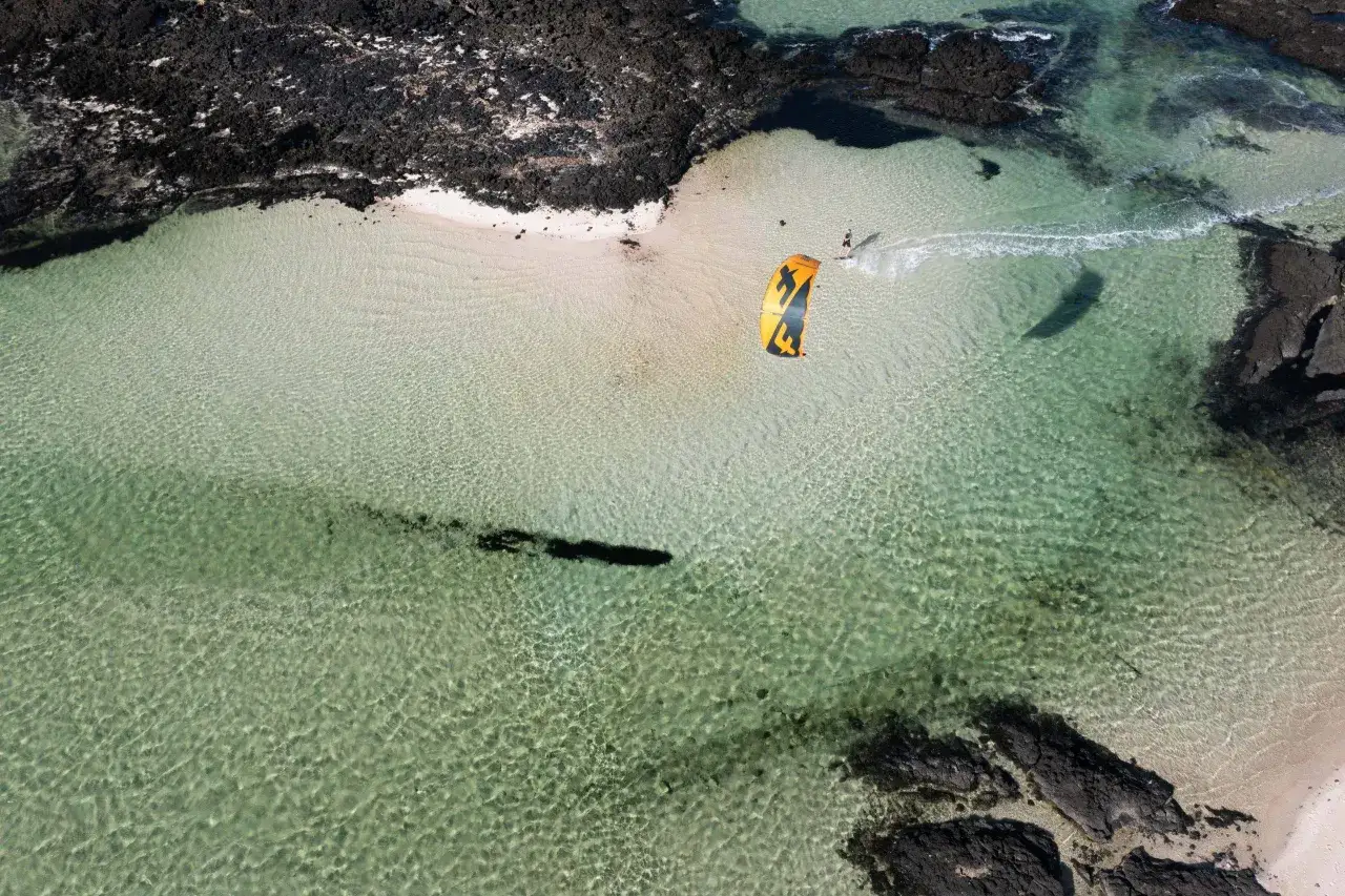 Jak nauczyć się kitesurfingu? Kompletny poradnik dla początkujących