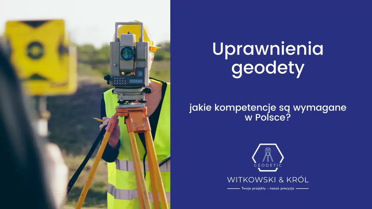 Geodeta w kamizelce odblaskowej pracuje z tachimetrem na statywie.