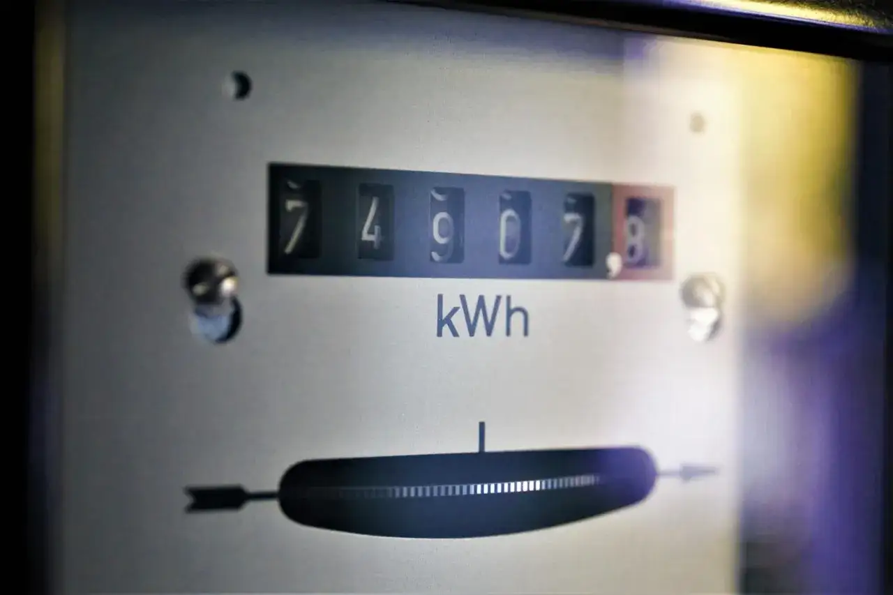 Licznik energii pokazuje 74907,8 kWh. To jest ile to jest kilowatogodzina zużytej energii elektrycznej.