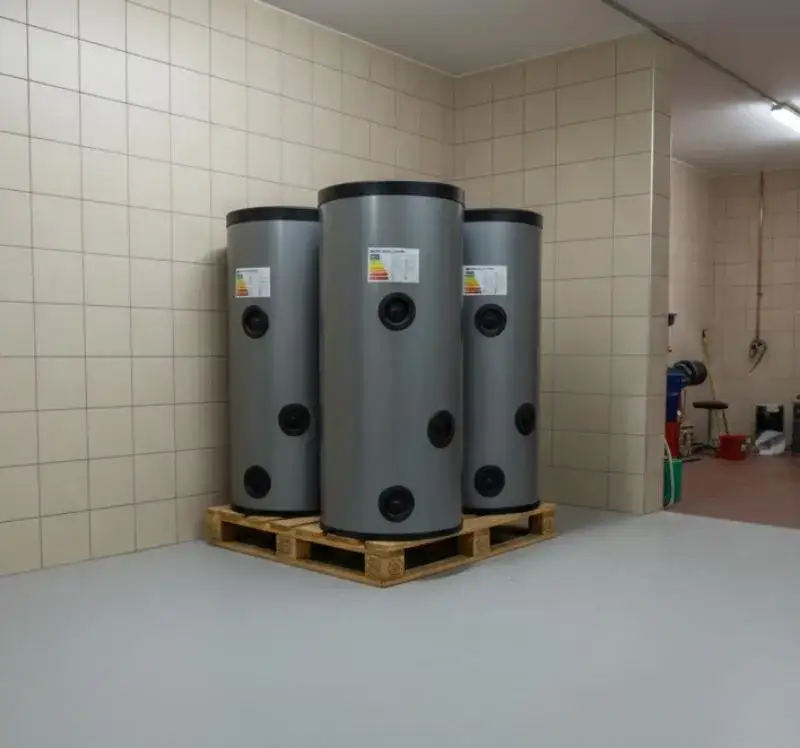 Zbiorniki buforowe w pomieszczeniu technicznym instalacji CO