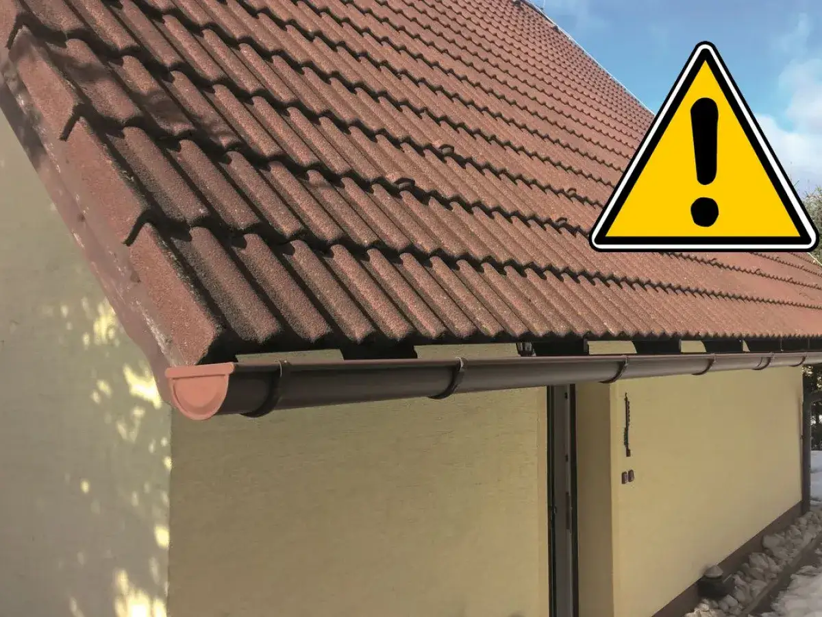 Uwaga na dach! Brązowe dachówki i rynny tworzą opierzenie dachu, które wymaga uwagi.