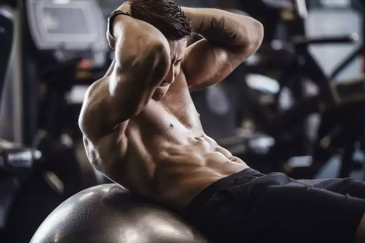 Trening abs co to? Poznaj skuteczne ćwiczenia na płaski brzuch