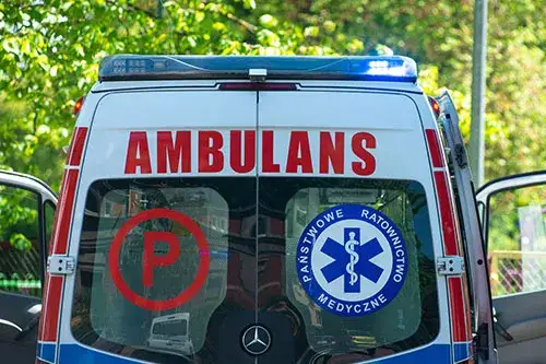 Co oznacza sygnał karetki pogotowia i jak prawidłowo zareagować na drodze?