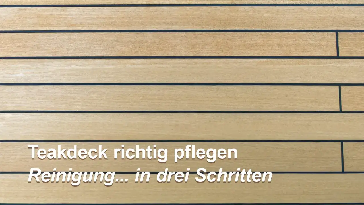 Nahaufnahme eines Teakdecks auf einem Boot. Die Holzplanken sind hellbraun mit dunklen Fugen. Der Text "Teakdeck richtig pflegen. Reinigung... in drei Schritten" ist zu sehen.