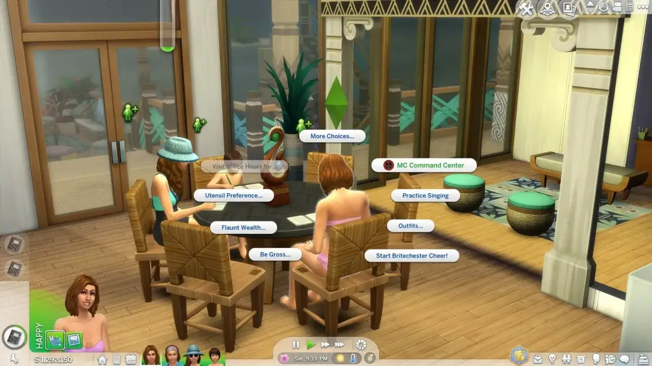 Simki w The Sims 4, korzystające z modów 18+, dyskutują przy stole. Widoczne opcje to "MC Command Center", "Practice Singing" i "Outfits...".
