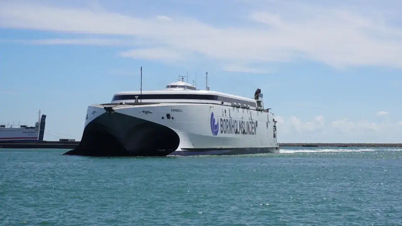 Szybki prom "Express 1" Bornholmslinjen, który może pomóc w ustaleniu, ile kosztuje prom na Bornholm.