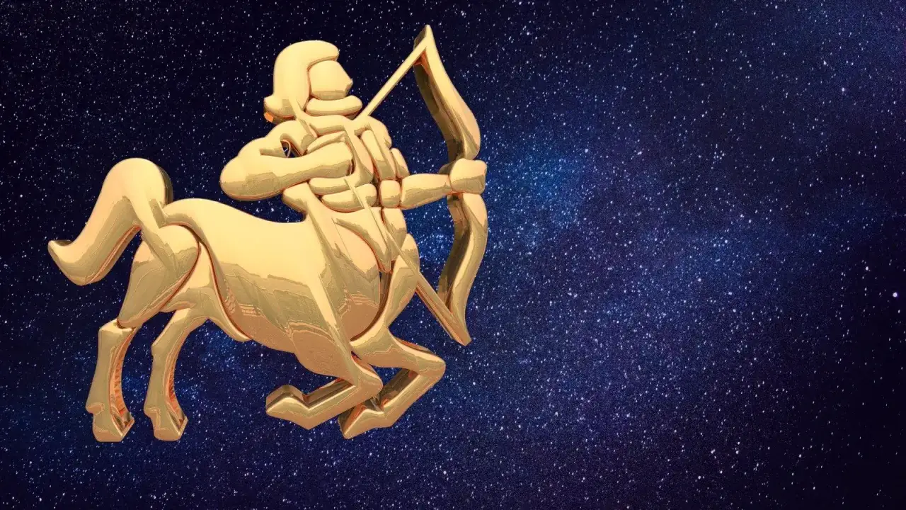 Złoty centaur z łukiem i strzałą na tle gwieździstego nieba. Idealny symbol dla horoskopu tygodniowego Strzelec.