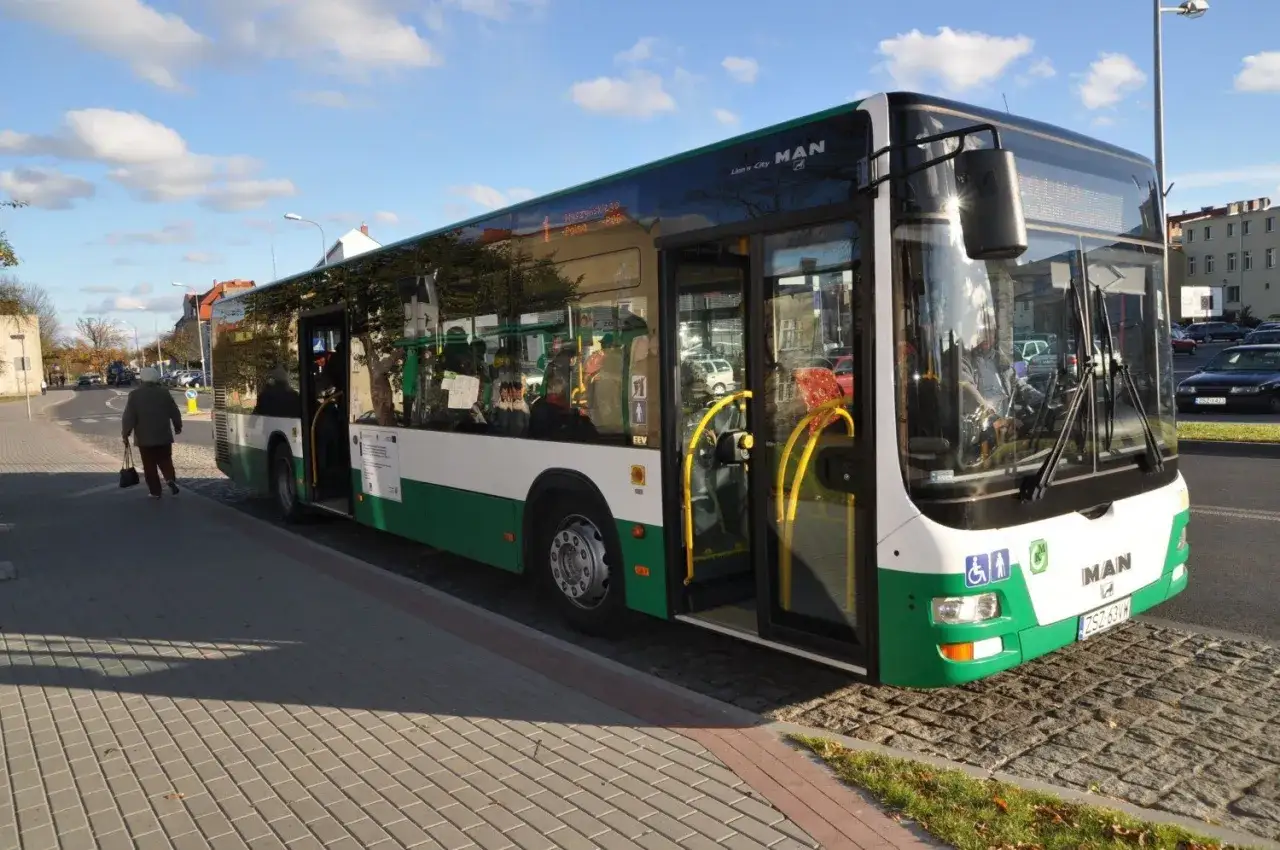 Autobus MAN na przystanku w Szczecinku. Sprawdź szczecinek rozkład jazdy autobusów, by zaplanować podróż.