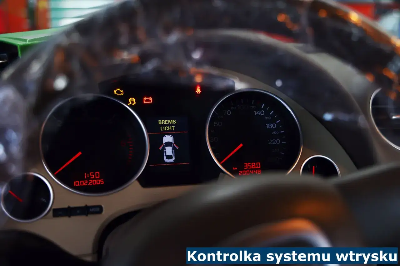Kontrolka awaria systemu wtrysku świeci się na desce rozdzielczej, obok innych ostrzeżeń.