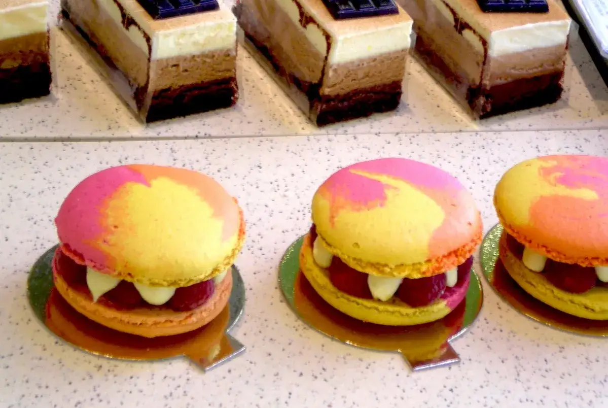 Délicieux macarons aux fruits rouges, une spécialité culinaire de Metz, aux couleurs vives et à la garniture gourmande.
