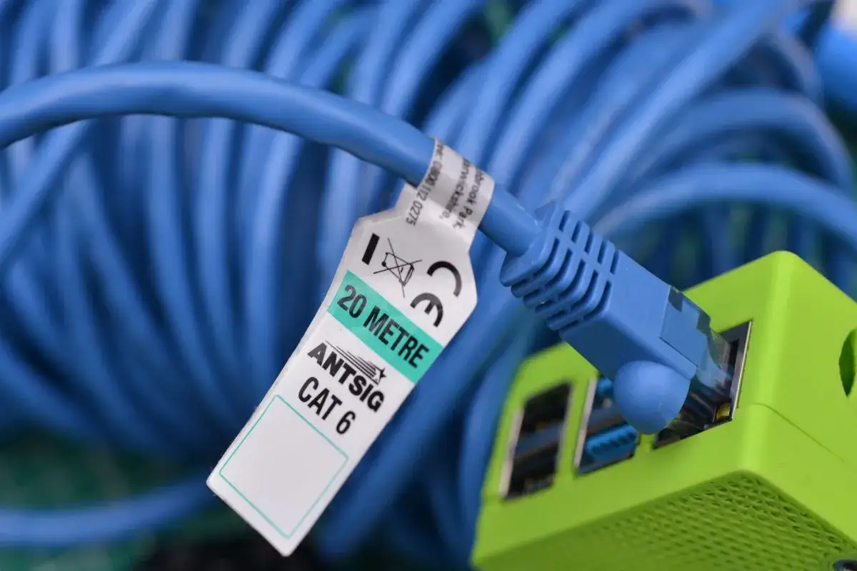 Jaki kabel koncentryczny do internetu? Wybierz najlepszy dla szybkiego połączenia