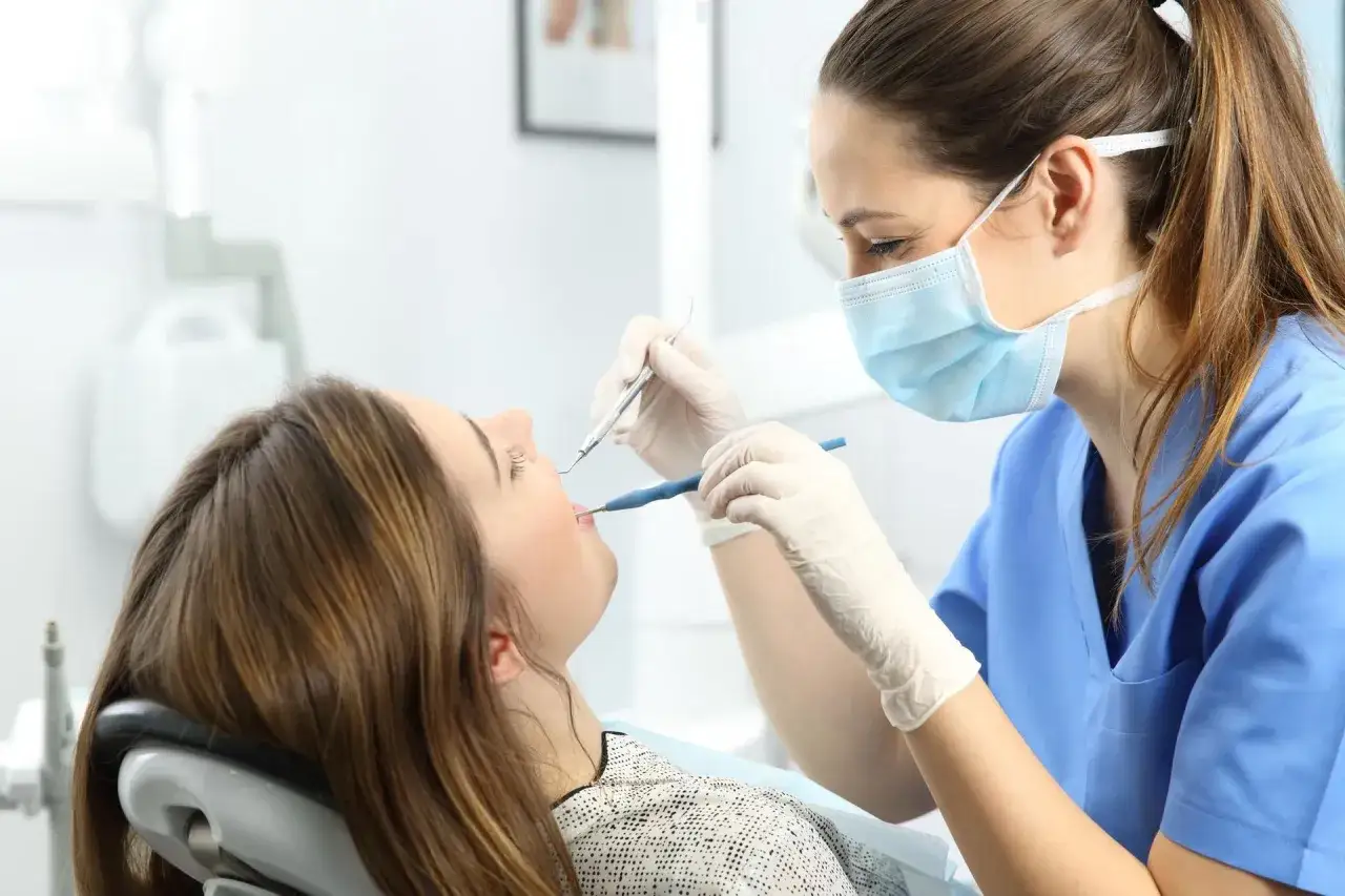 Ból zęba: 20 przyczyn, od próchnicy po serce. Kiedy do dentysty?