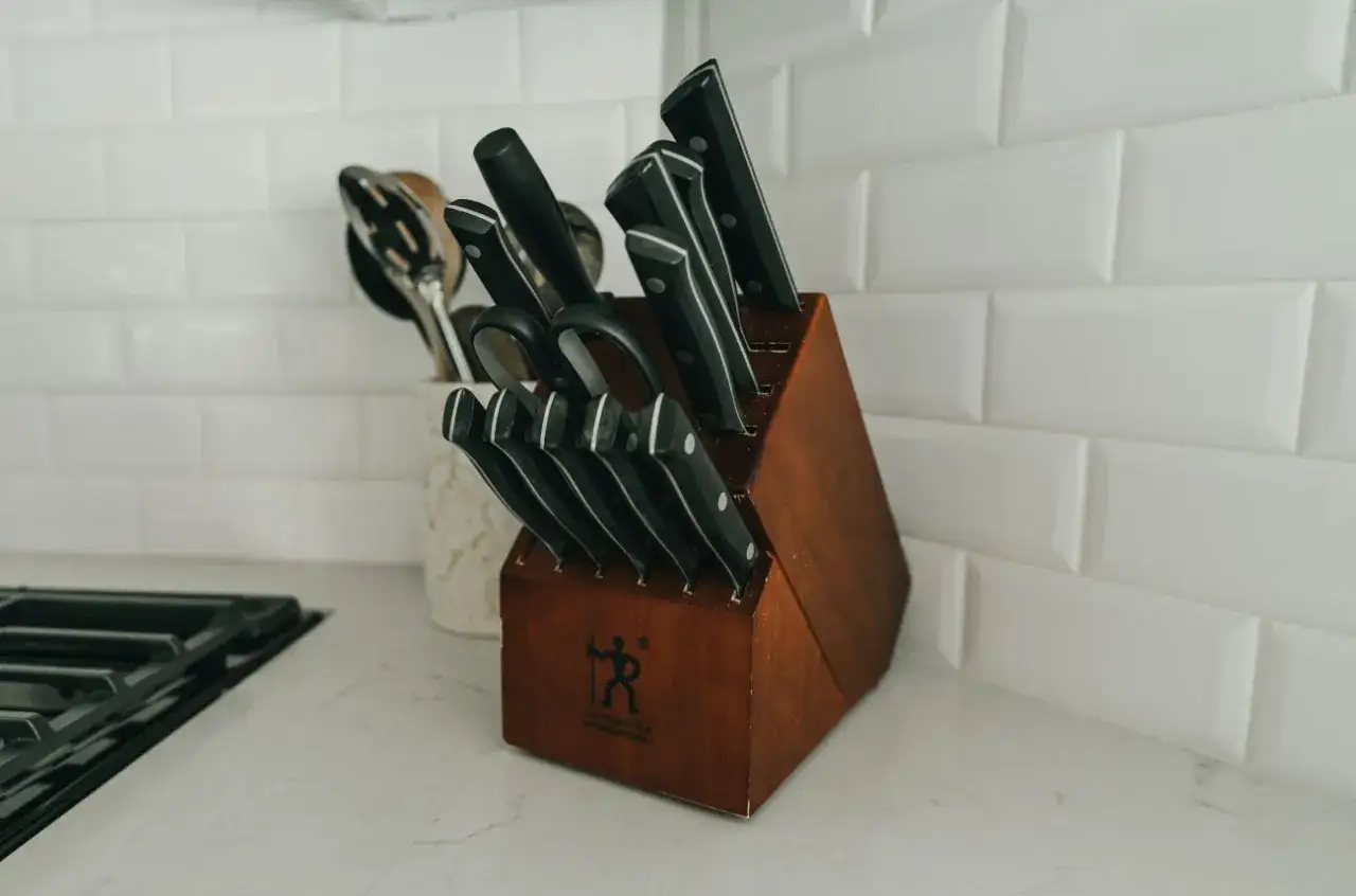 Drewniany blok z zestawem ostrych noży kuchennych, idealny do każdego domu. Zastanawiasz się, jakie noże do kuchni wybrać? Ten zestaw to świetny początek.