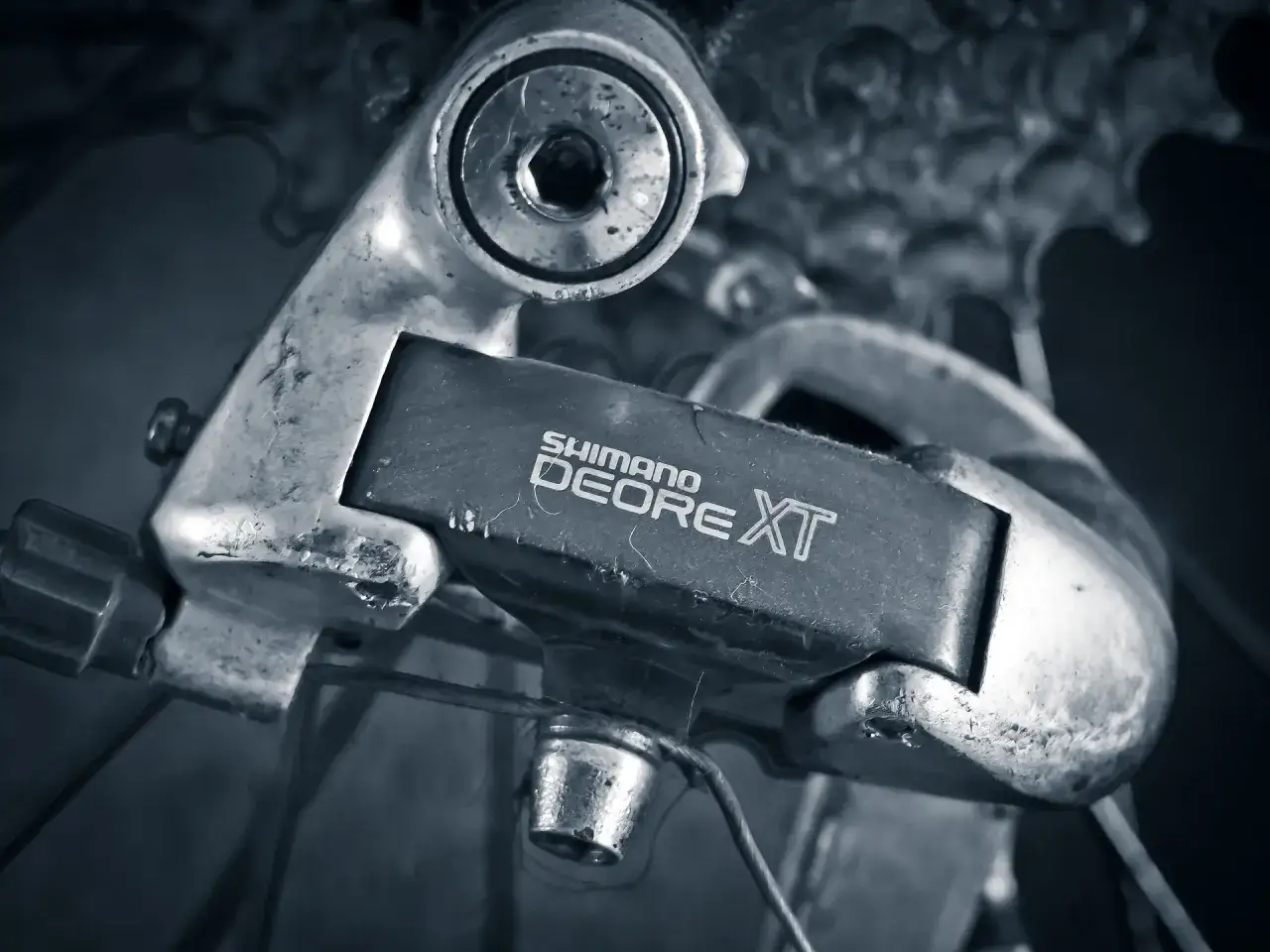 Przerzutka rowerowa Shimano Deore XT, gotowa do akcji, w przeciwieństwie do Sram.