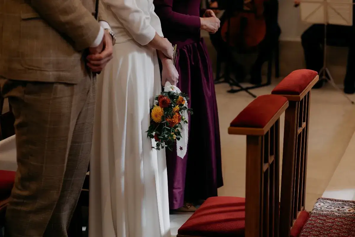 Novios en ceremonia civil, ramo de flores. Las ventajas de casarse por lo civil son muchas, como la simplicidad y rapidez.