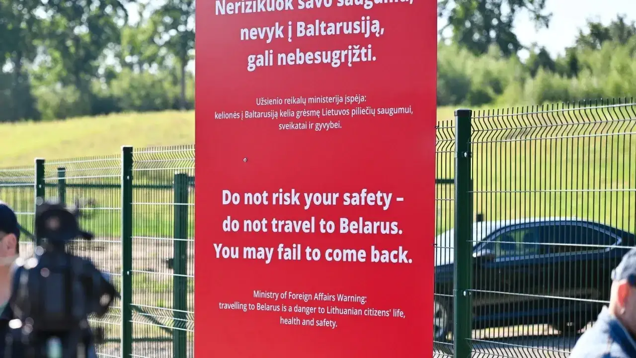 Ostrzeżenie na granicy: "Nie ryzykuj bezpieczeństwa – nie podróżuj na Białoruś. Możesz nie wrócić." Czy Litwa jest bezpieczna? Ostrzeżenie sugeruje, że podróż na Białoruś jest niebezpieczna.