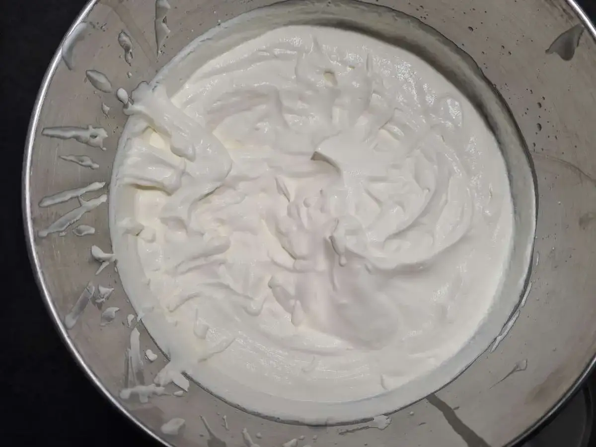Crème diplomate mascarpone onctueuse dans un bol en métal, prête à garnir un dessert.