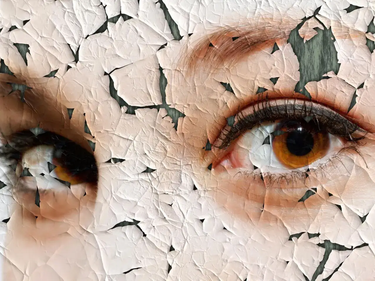 Nahaufnahme von Augen mit rissiger, schuppiger Haut.