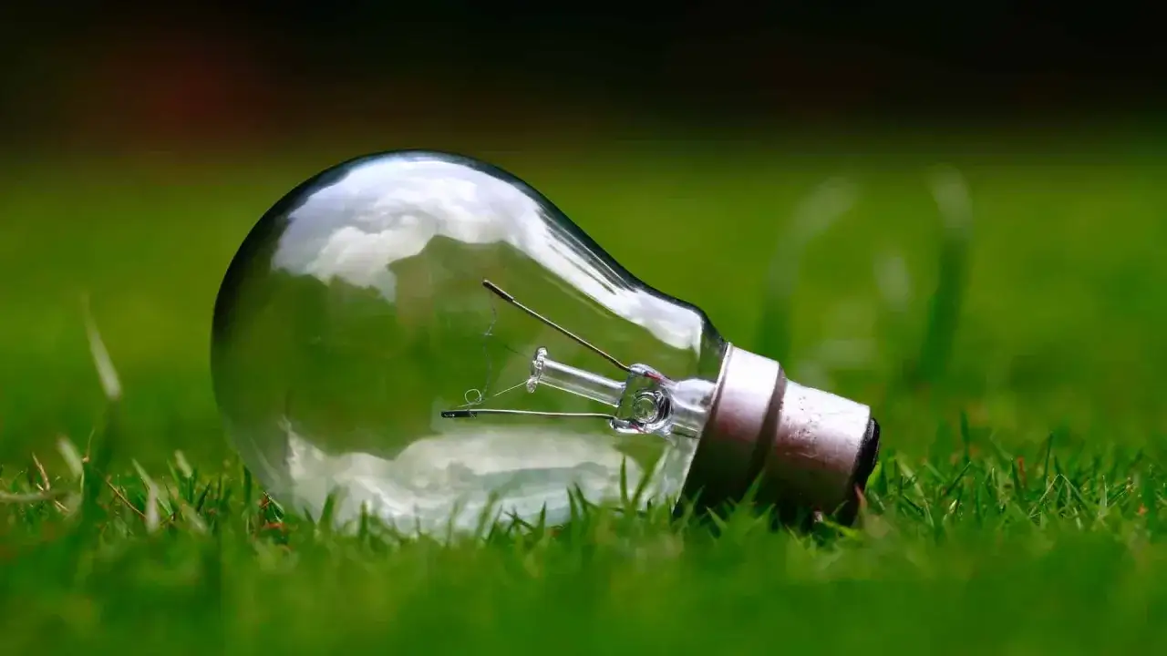 Żarówka 100W: Ile prądu zużywa? Oblicz koszty i oszczędź!