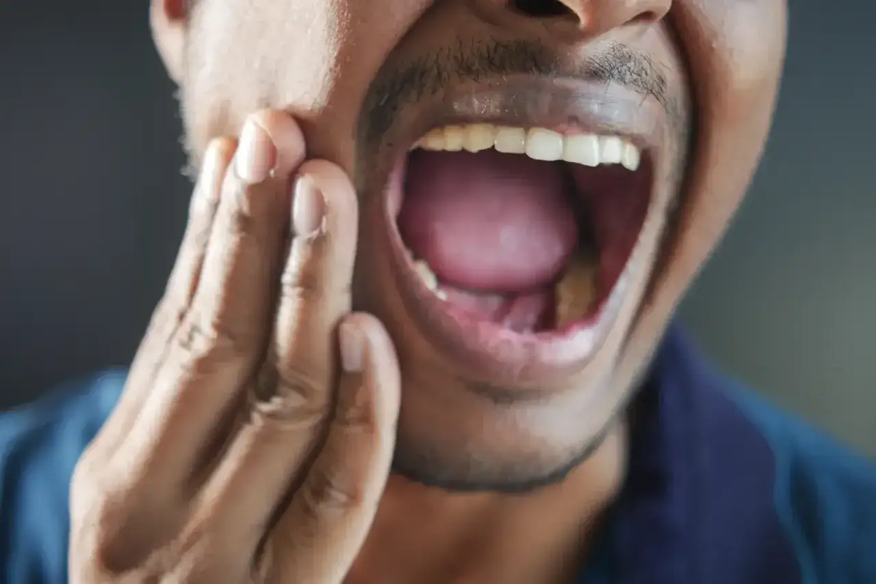 Spuchnięte dziąsło: szybka ulga, przyczyny i kiedy do dentysty?