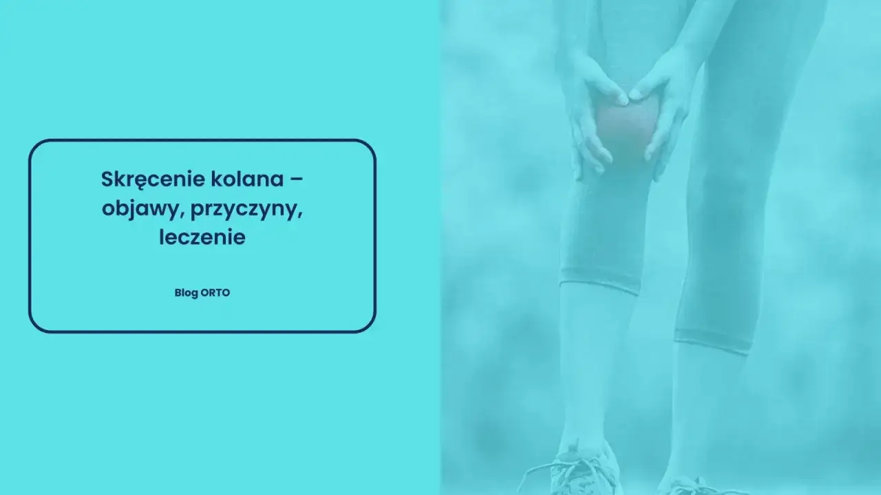 Dłoń uciskająca bolące kolano, na tle jasnoniebieskim.