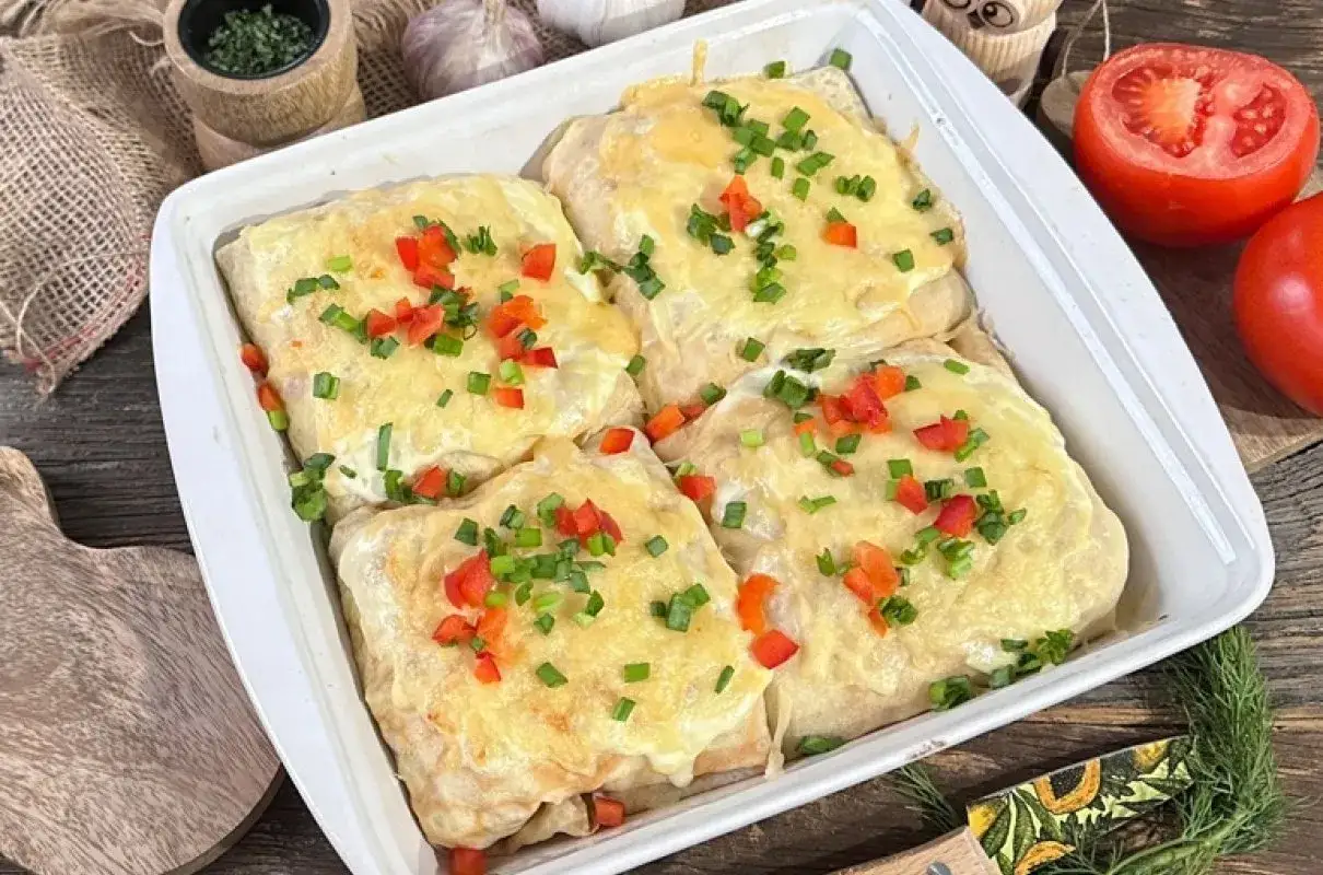 Zapiekane naleśniki gyros jak z restauracji, polane serem i posypane papryką i szczypiorkiem.