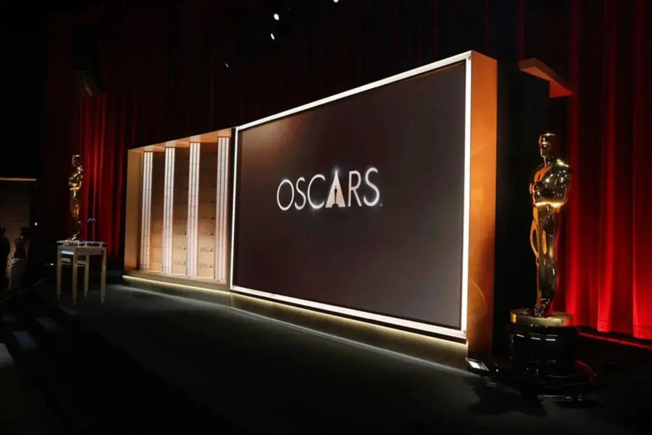 Escenario de los Oscars con estatuillas doradas y el logo. ¡Ya falta poco para cuando son los Oscars 2026!