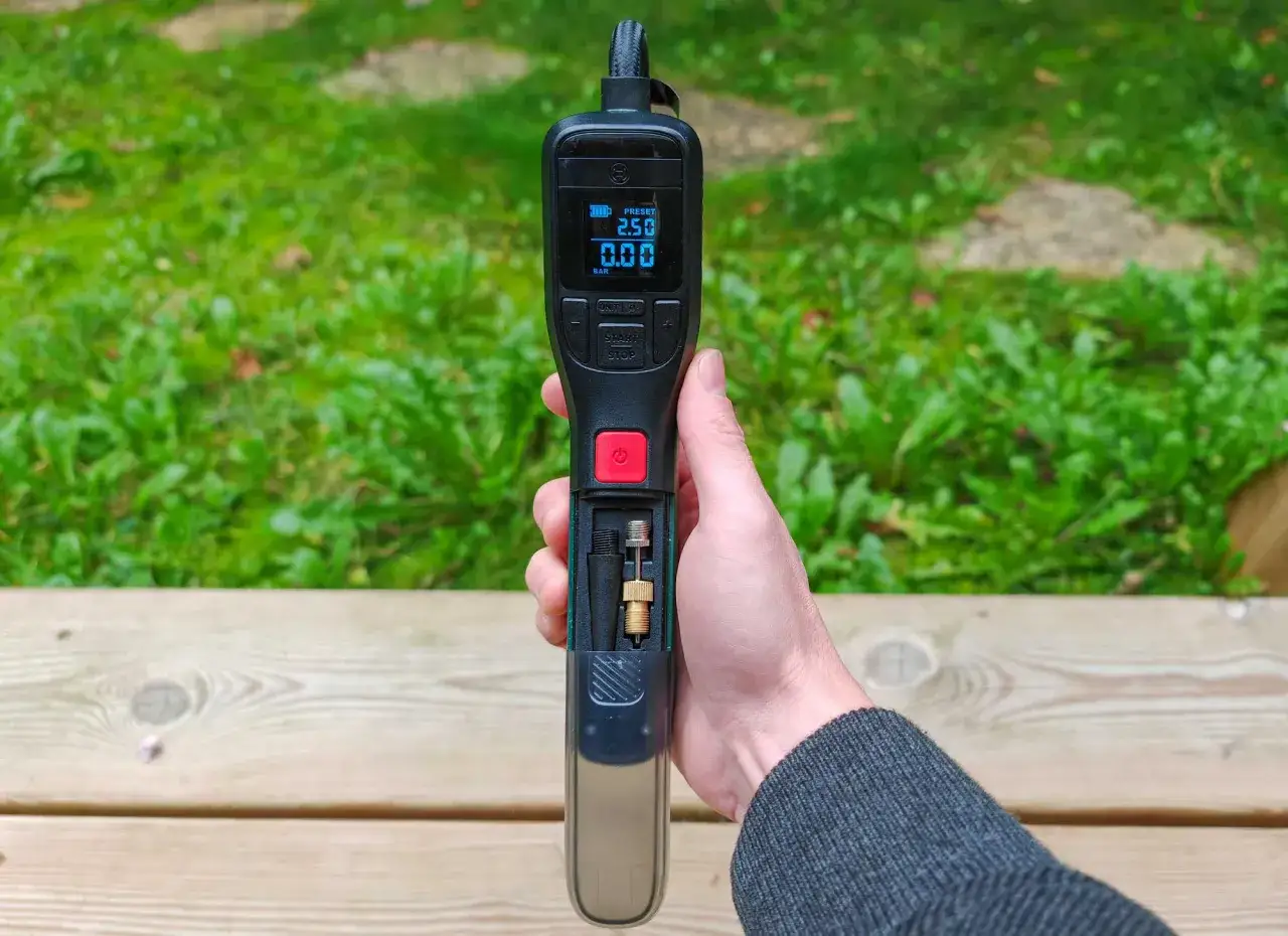 Main Bosch EasyPump et UniversalPump 18V, avec écran et accessoires.