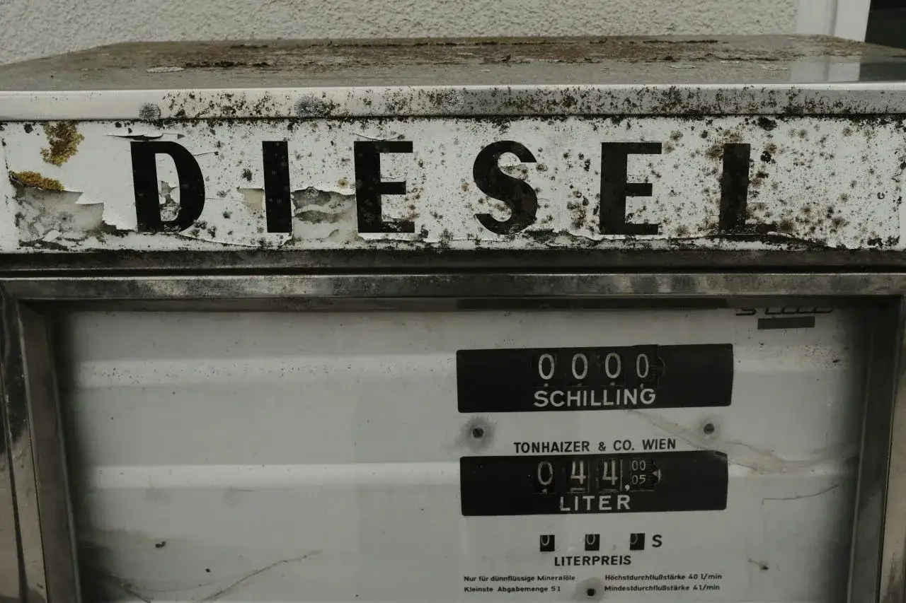 Stara pompa paliwowa z napisem DIESEL. Pokazuje cenę za litr i ilość paliwa, przypominając, jak działa silnik diesla.