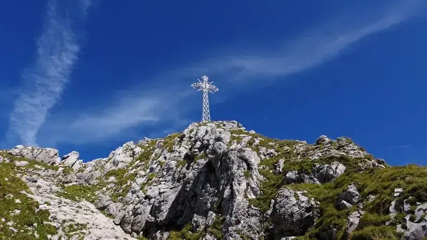 Czy krzyż na Giewoncie jest oświetlony tylko w wyjątkowe dni?