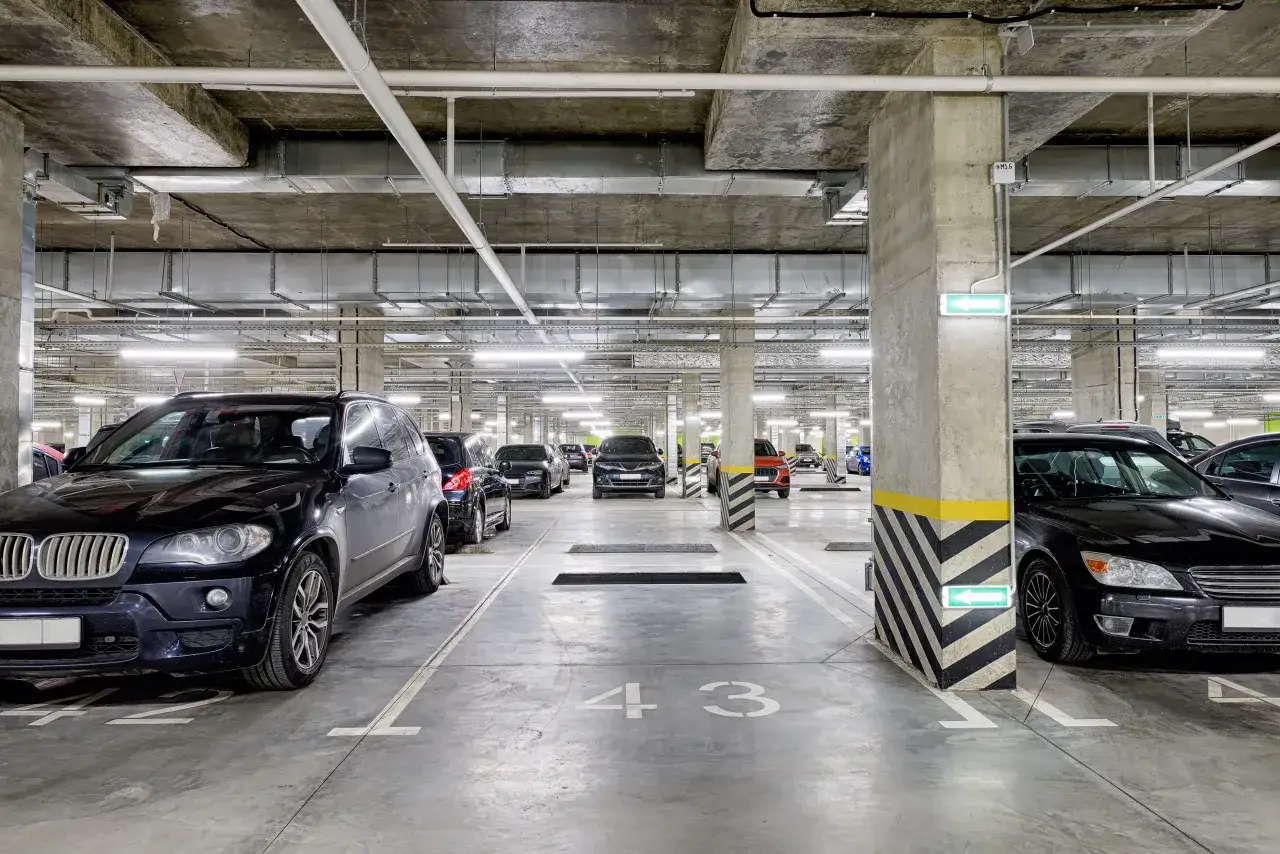 Podziemne parkingi w blokach, jak ten z autami elektrycznymi, są bezpieczne dla samochodów elektrycznych w 2026.