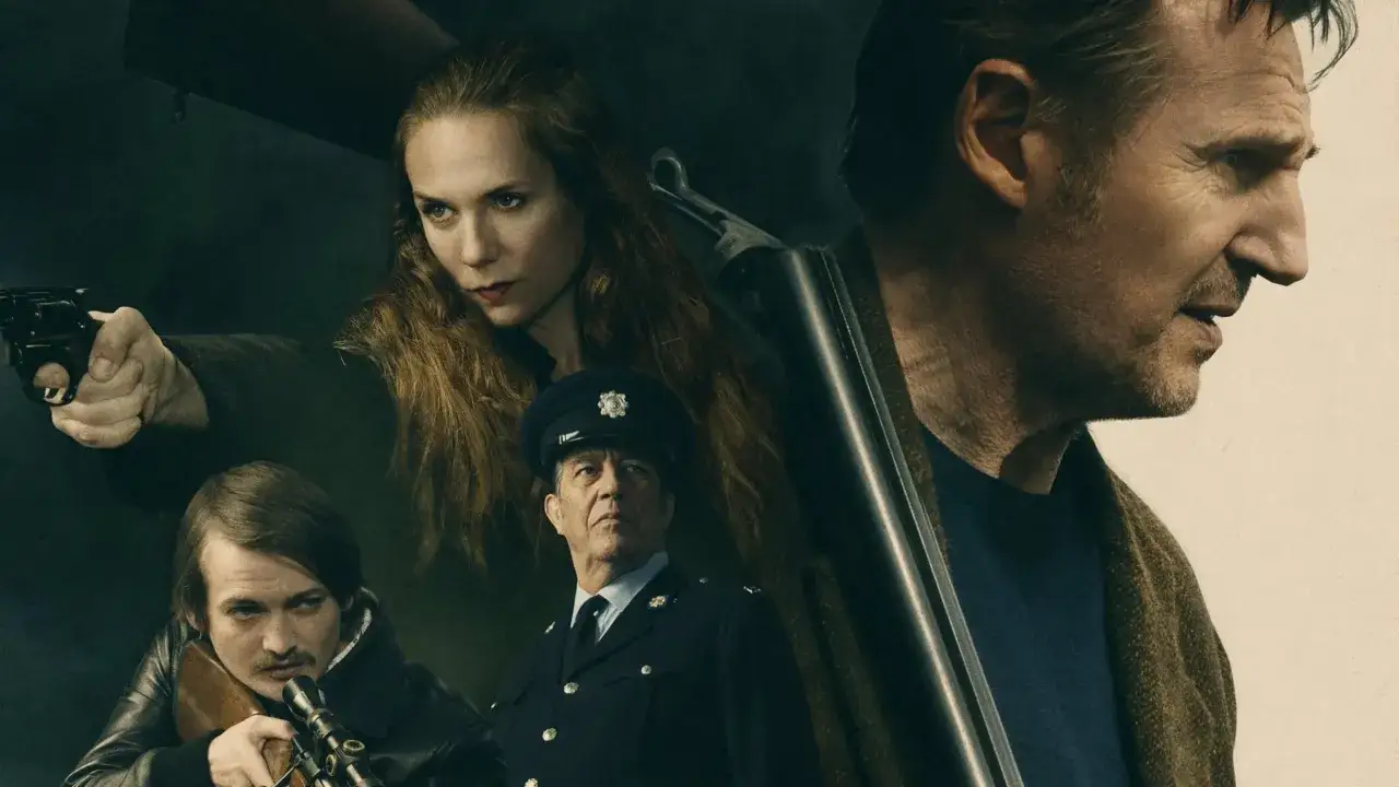 Liam Neeson, kobieta z pistoletem, mężczyzna z karabinem i policjant w mundurze.