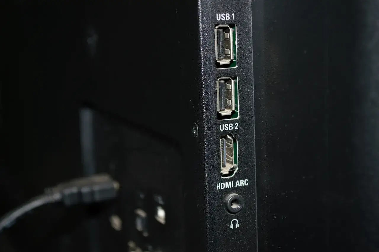 Jak podłączyć USB do telewizora i uniknąć problemów z odtwarzaniem