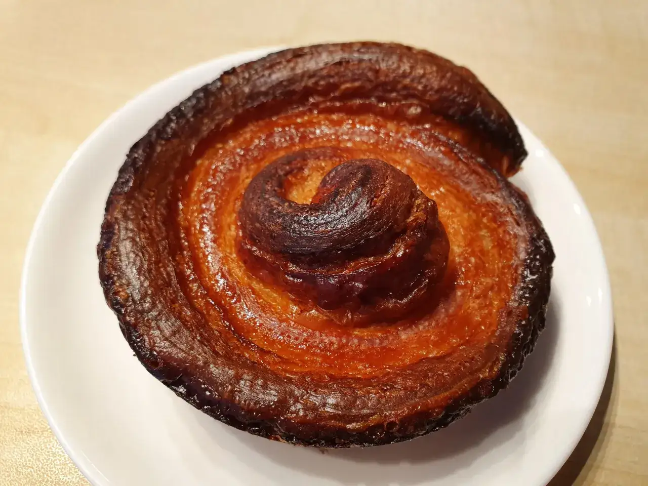 Gâteau breton en forme de spirale, aux bords caramélisés. Une des spécialités du Finistère à déguster sans attendre.
