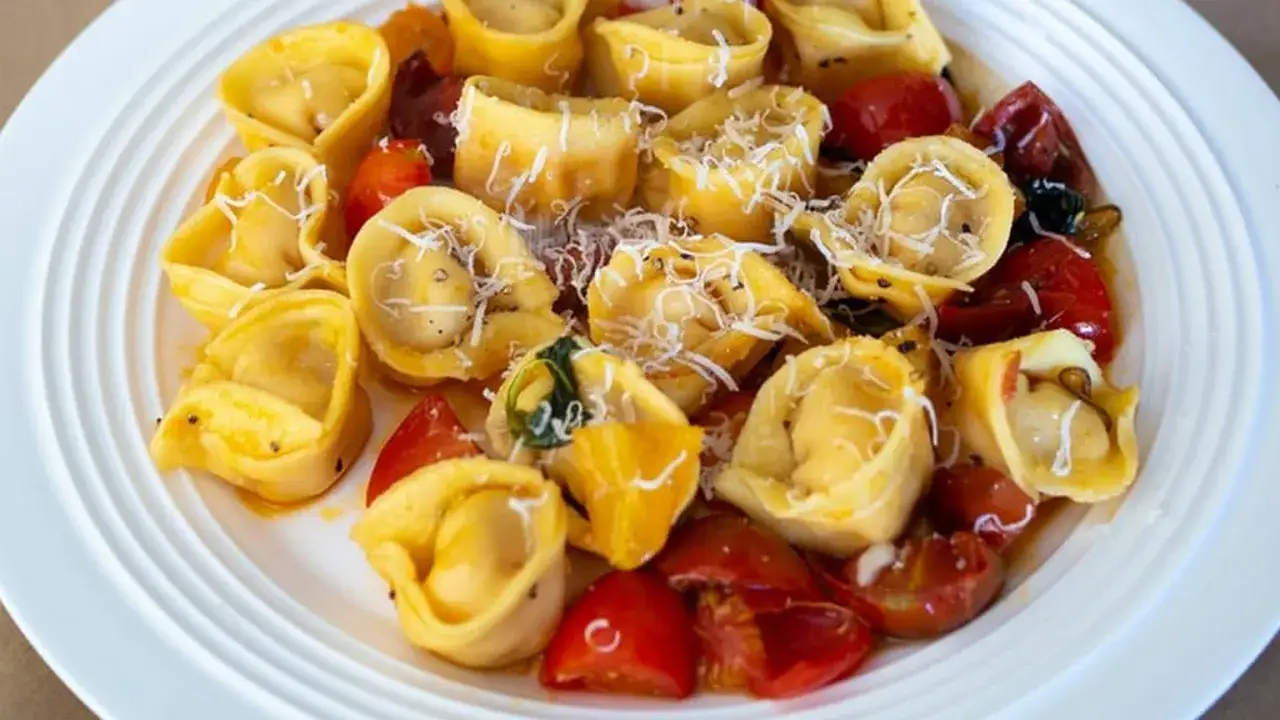 Pyszne tortellini z pomidorkami i parmezanem. Czy to ravioli czy tortellini? Trudno odróżnić, ale smakują wybornie!