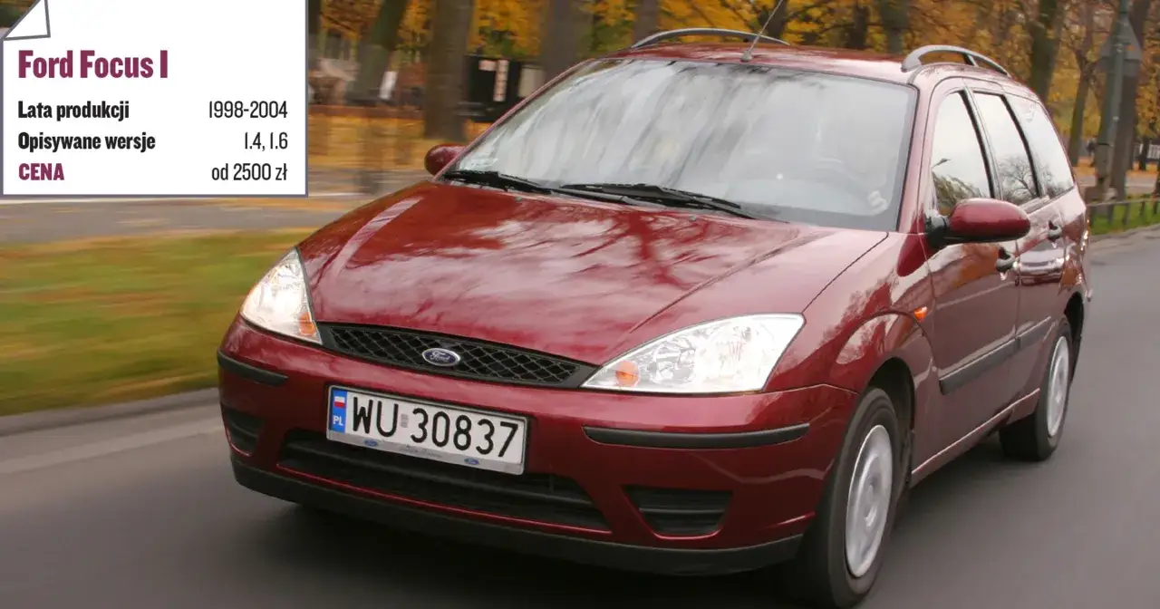 Czerwony Ford Focus I kombi z lat 1998-2004, z silnikami 1.4 i 1.6, porusza się po drodze.