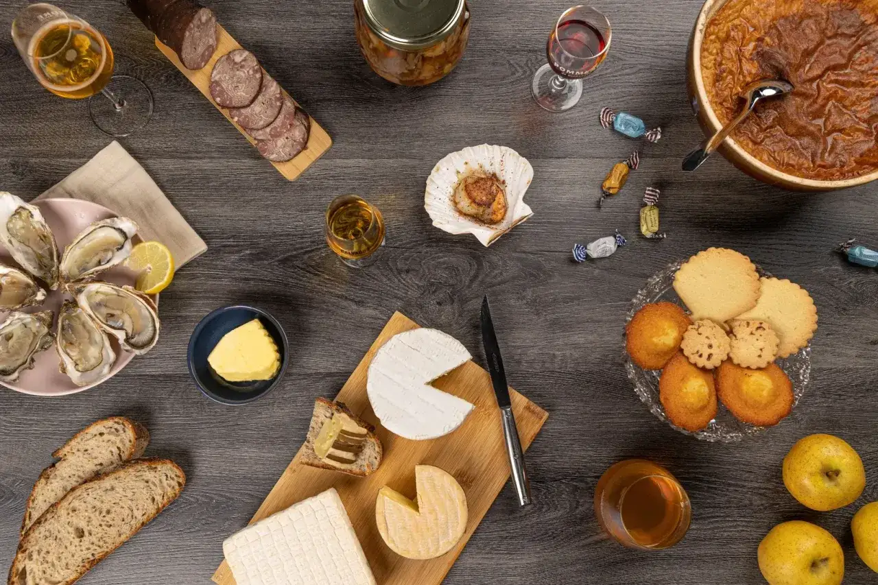 Dégustation normande : huîtres, fromages, charcuterie, pommes et une spécialité calvados.