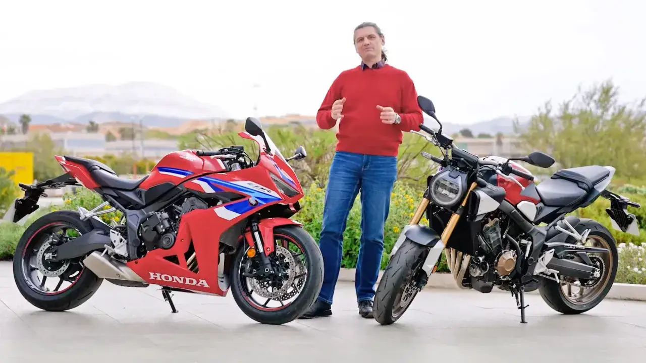 Mężczyzna w czerwonym swetrze prezentuje dwa motocykle Honda: sportowy CBR i naked bike CB650R.