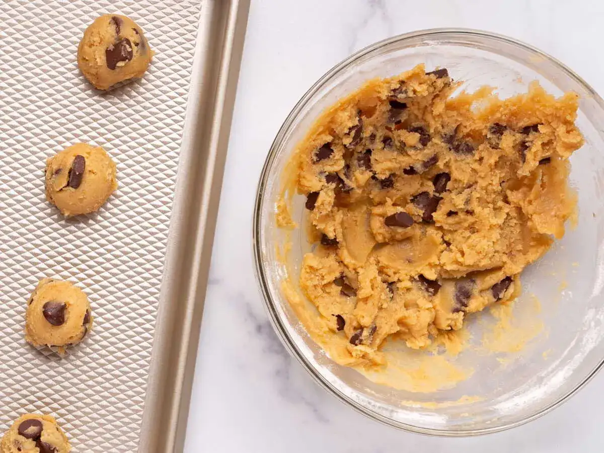 Pâte à cookie chocolatée, prête à être cuite. La texture est parfaite, avec des pépites de chocolat bien réparties.