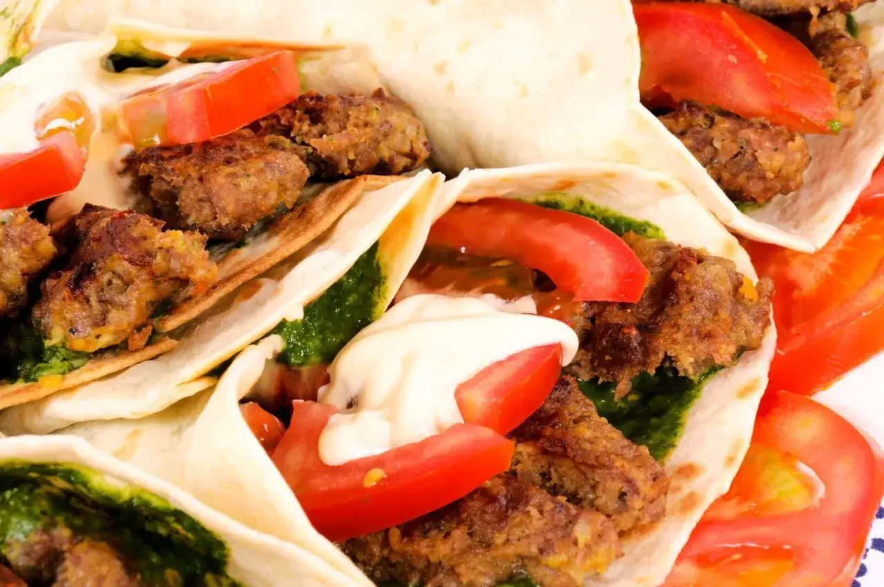Kebab w cieście z mięsem, pomidorami i sosem. Zastanawiasz się, ile kalorii ma kebab w cieście?