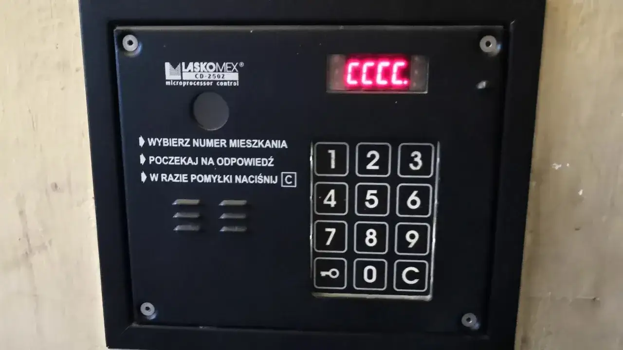 Jak wpisać kod do domofonu? Otwórz drzwi za pierwszym razem!