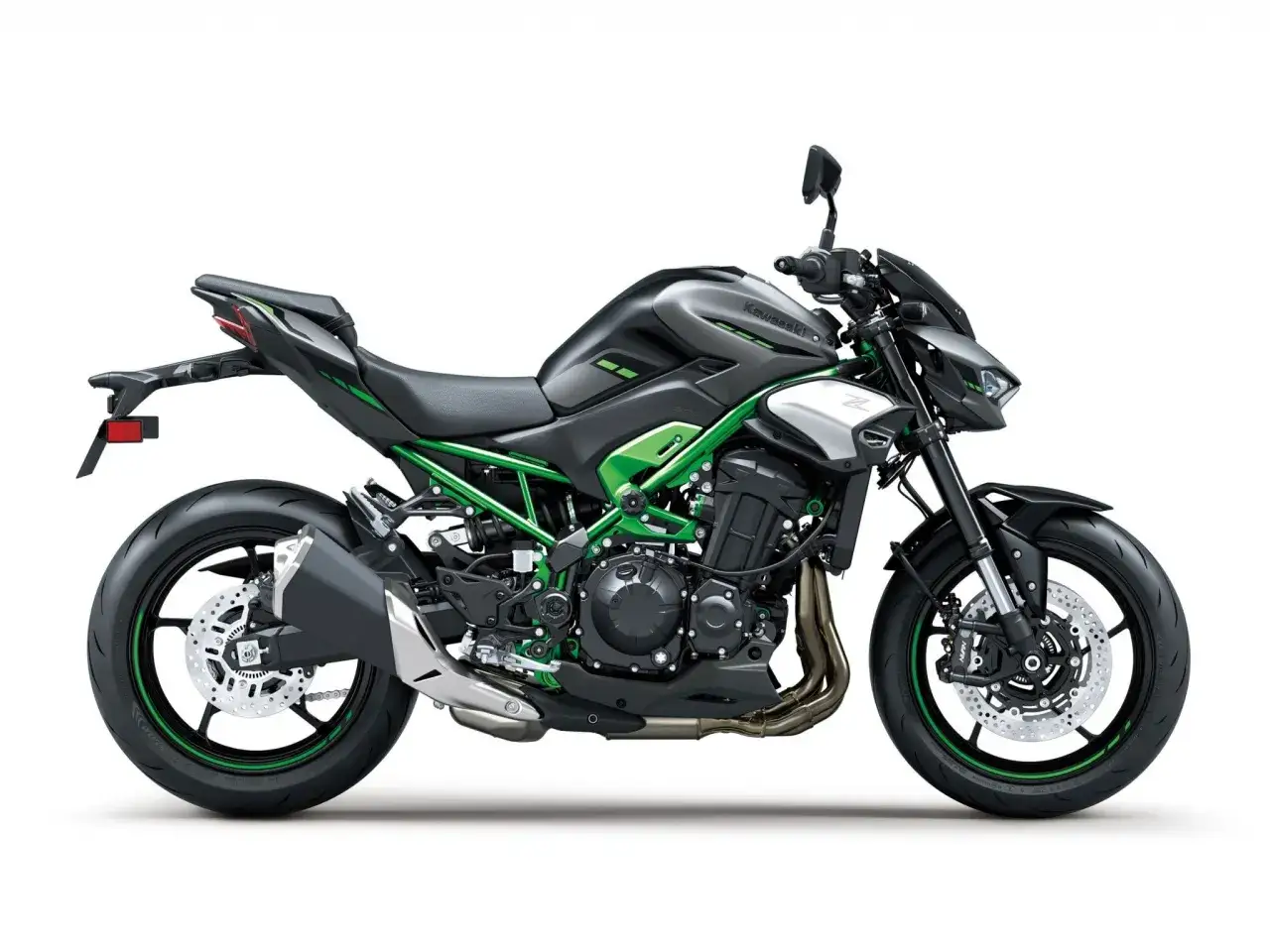 Czarny motocykl Kawasaki Z900 z zielonym stelażem i akcentami. Potężna maszyna gotowa na przygodę.