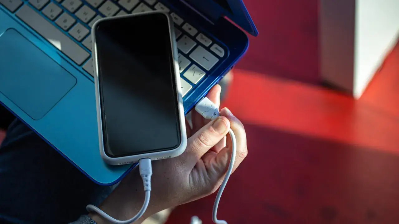 Podłączanie telefonu z Androidem do laptopa przez USB, aby rozpocząć instalację.