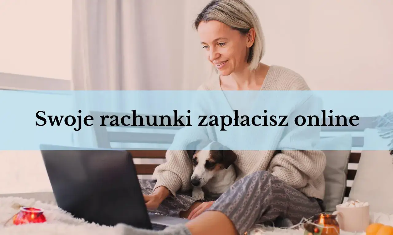Kobieta z psem na kolanach płaci rachunki online. Dowiedz się, jak opłacić czynsz za lokal bez gotówki, wygodnie z domu.